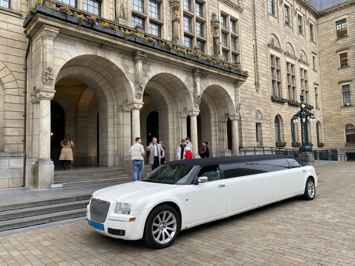 Chrysler Tuxedo Limousine wit - Limousine Huren Harderwijk